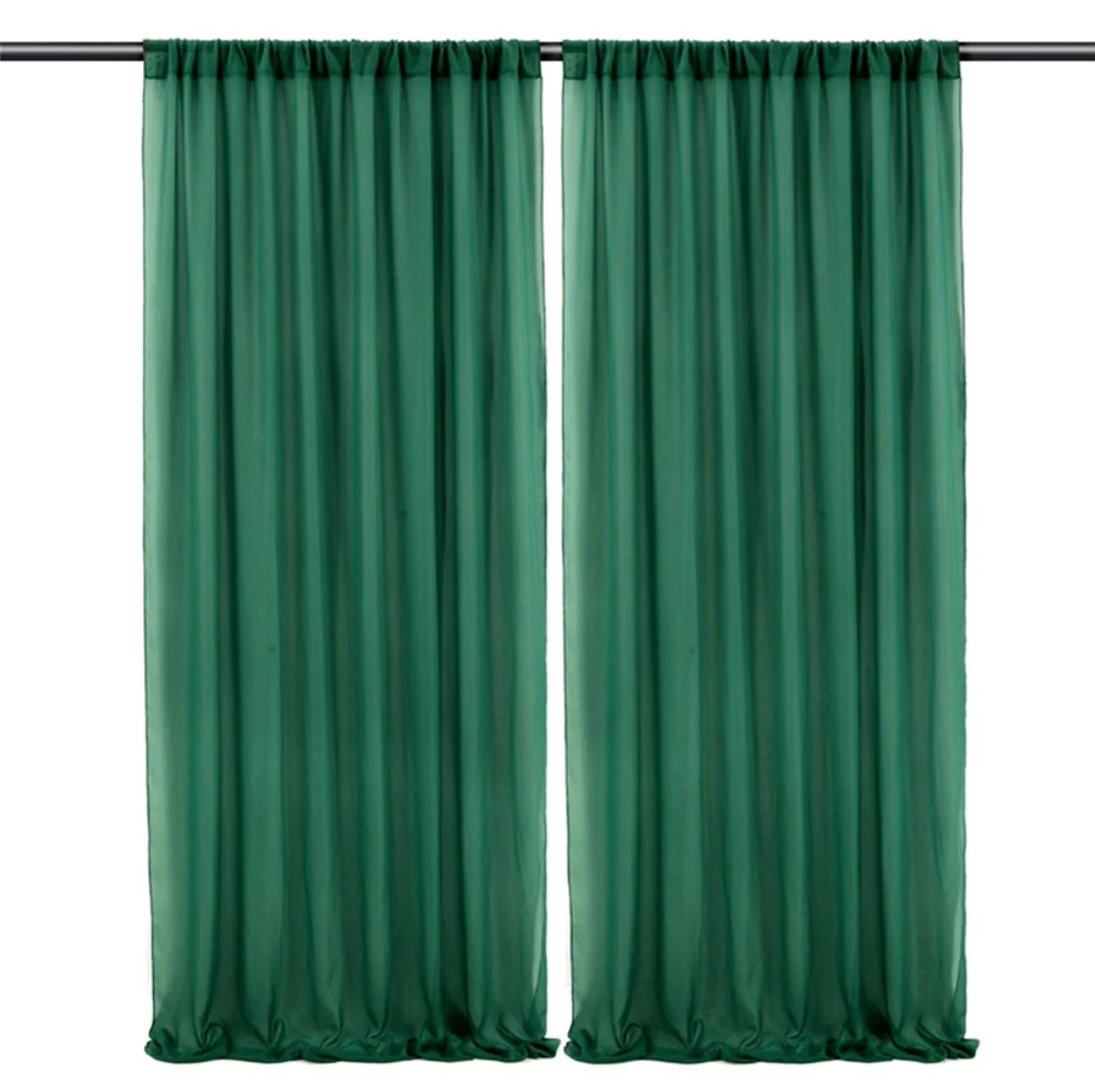 Des rideaux vert foncé, suspendus sur une tringle, apportent une touche élégante et reposante à cette pièce.