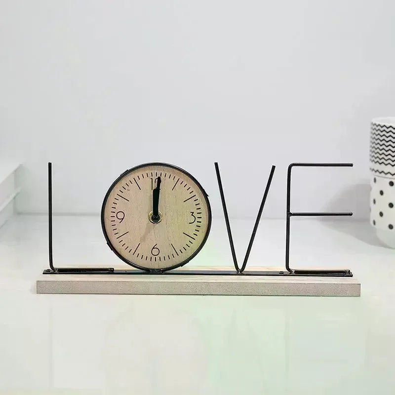 horloge table moderne minimaliste noir beige lettres métalliques cadran beige