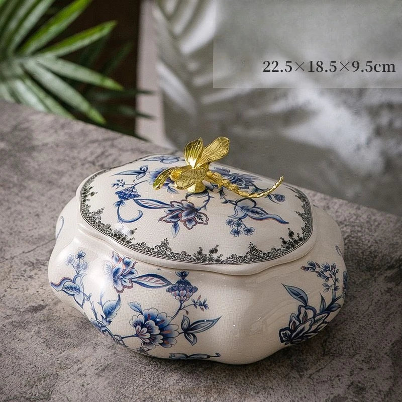 boîte bijoux céramique vintage blanche motifs floraux détails dorés decoration intérieure floral