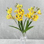 bouquet fleurs artificielles orchidées cymbidium roses blanches violettes jaunes décoration intérieure maison moderne minimaliste