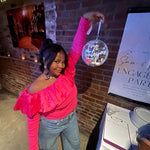 Boule disco jaune clair dans une décoration d'événement thématique