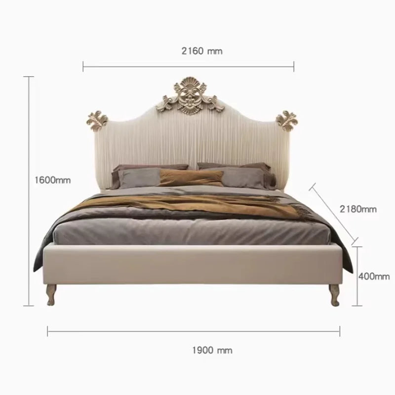 tête lit classique beige plissé pieds métalliques dorés oreillers draps couvre lit bois chambre