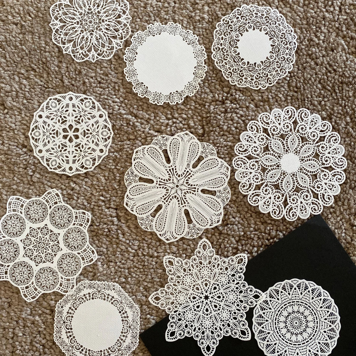 Napperon dentelle mandala sous une assiette blanche