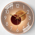 horloge murale moderne quartz aiguille dorée fond marron gris salon verre cristal