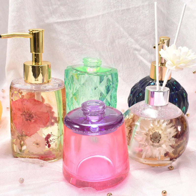 bouteilles savon liquide parfum transparentes motifs géométriques moderne élégantes vert bleu rose blanc