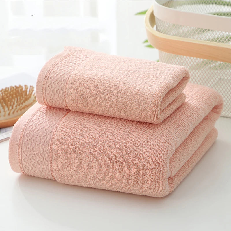 Comparaison de taille de la serviette de bain grande format à côté d'une serviette standard