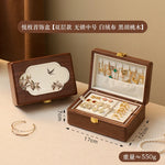 boîte bijoux bois foncé classique gravure fleurs bouton doré anneaux boucles oreilles bracelets tissu