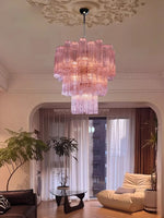 Lustre LED design français avec verre coloré suspendu dans un salon moderne
