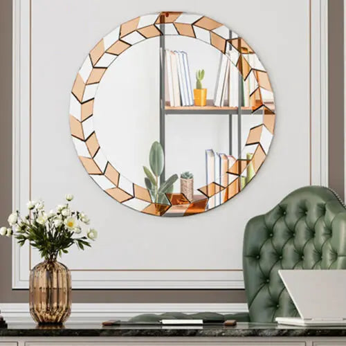 Miroir rond vintage avec cadre mosaïque doré, décoré d'étagères en bois avec des accessoires de design d'intérieur, posé sur un mur blanc près d'un fauteuil vert et d'un vase en verre.