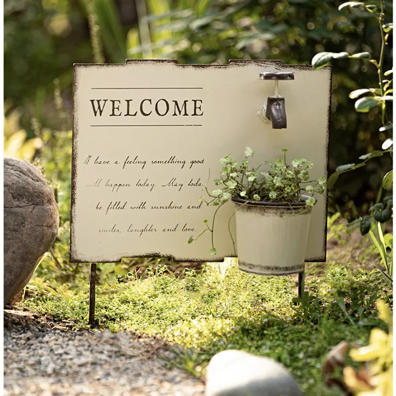 panneau bienvenue vintage pot plante fleur decor jardin rustique exterieur blanc cassé noir gris