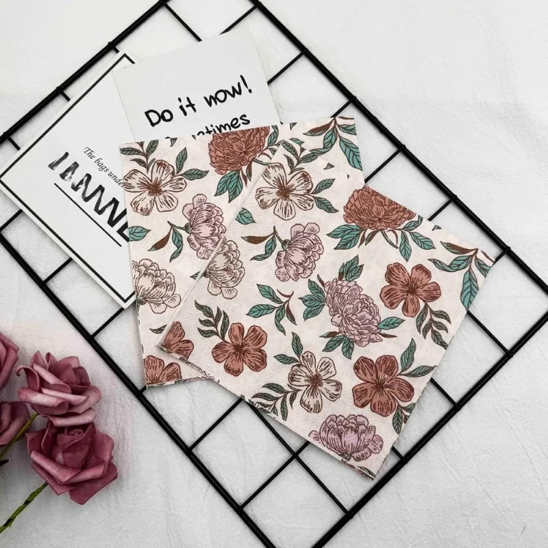 serviettes papier fleurées moderne élégantes beige clair marron vert rose 33cm 16.5cm 20 pièces