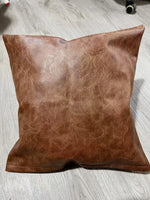coussin carré marron clair texture cuir moderne utilisation décoration lit canapé voiture