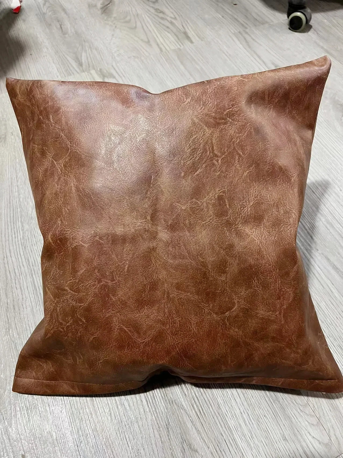 coussin carré marron clair texture cuir moderne utilisation décoration lit canapé voiture