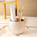 ensemble salle bain moderne or pâle brosse dents savon tube crème blanche distributeur