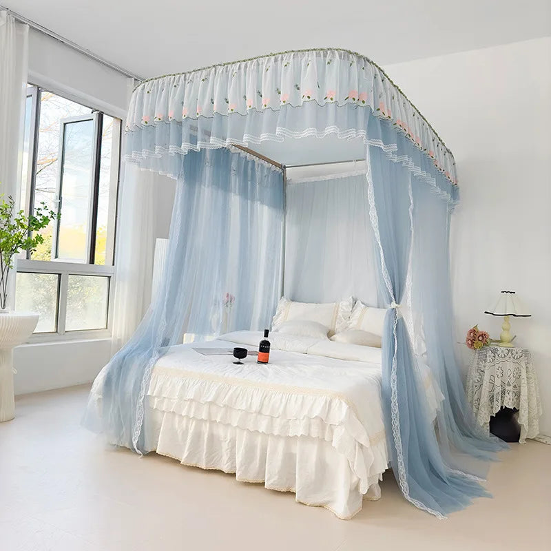 Cette chambre spacieuse et lumineuse est meublée d'un lit à baldaquin aux rideaux délicatement ornés de fleurs, offrant un environnement serein et élégant.