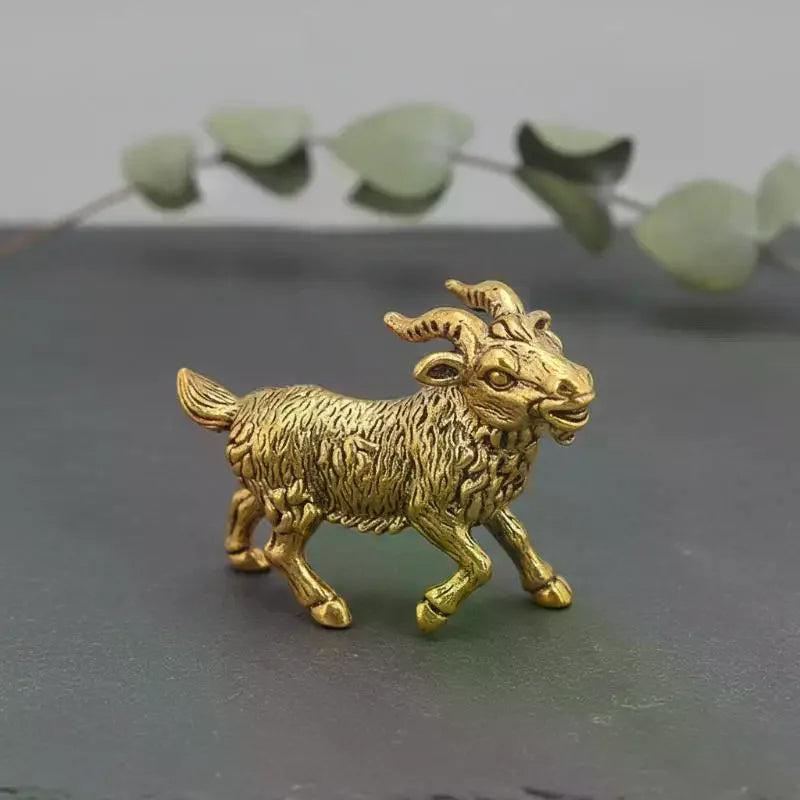 statuette chèvre jaune doré résine décorative cornes détaillées intérieur traditionnel animalier