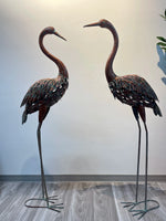 statues oiseaux grue marron rouge gris vert métal patiné jardin decoratif fleurs tulipes plantes