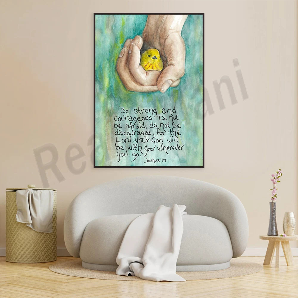 Une œuvre d'art de mains protégeant une petite créature, accompagnée d'un message d'encouragement tiré de la Bible.