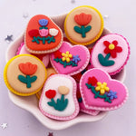 peinture résine kawaii biscuits décorés fleurs stylisées couleurs vives décorative enfantine bricolage scrapbooking
