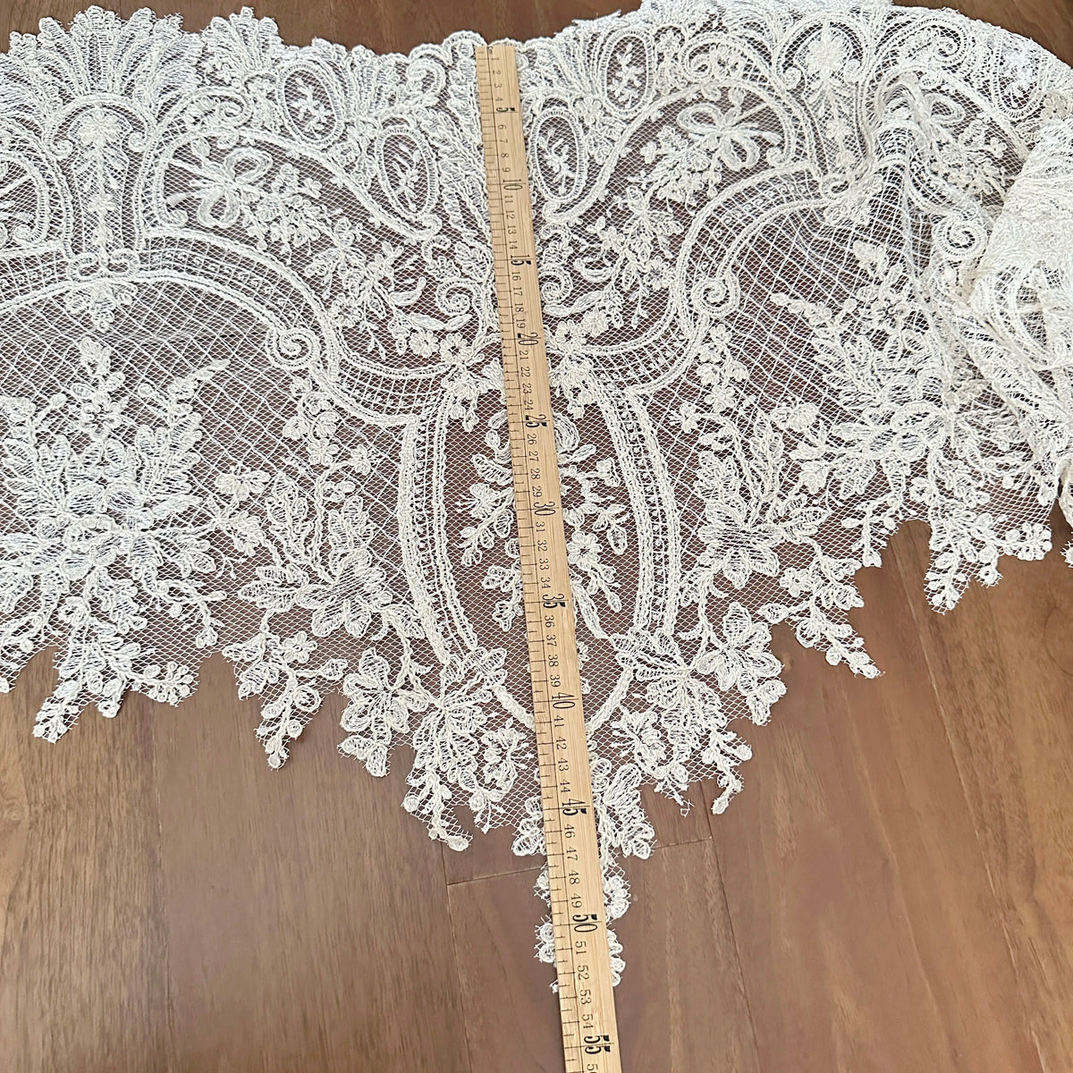 dentelle blanche motifs floraux complexe classique tissu romantique ajouré vintage large élégante sophistication couture