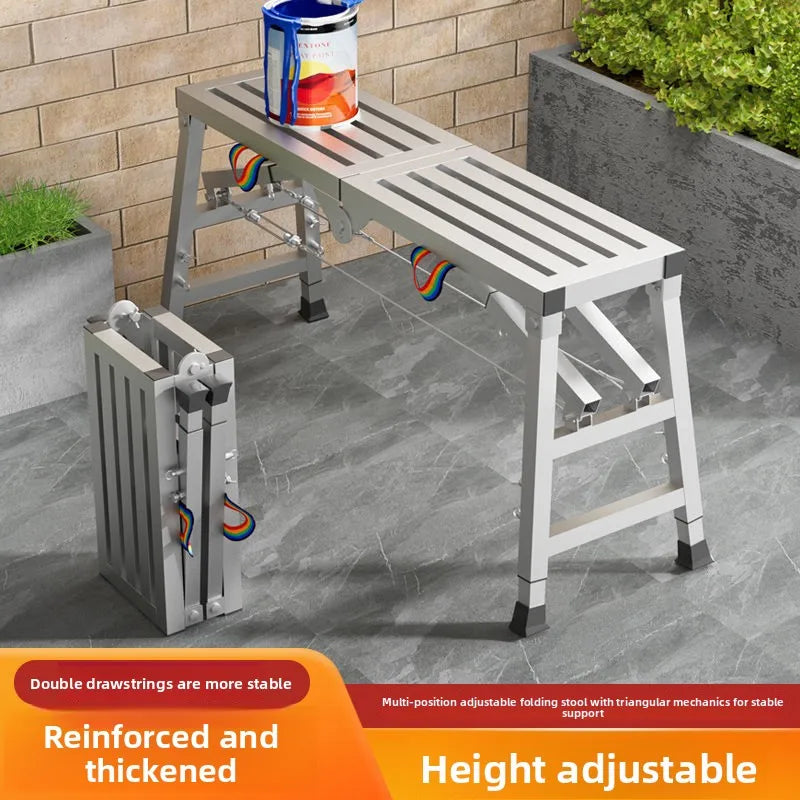tabouret escabeau pliable argenté poignées noires rainures horizontales structure métallique stable cordes élastiques capacité