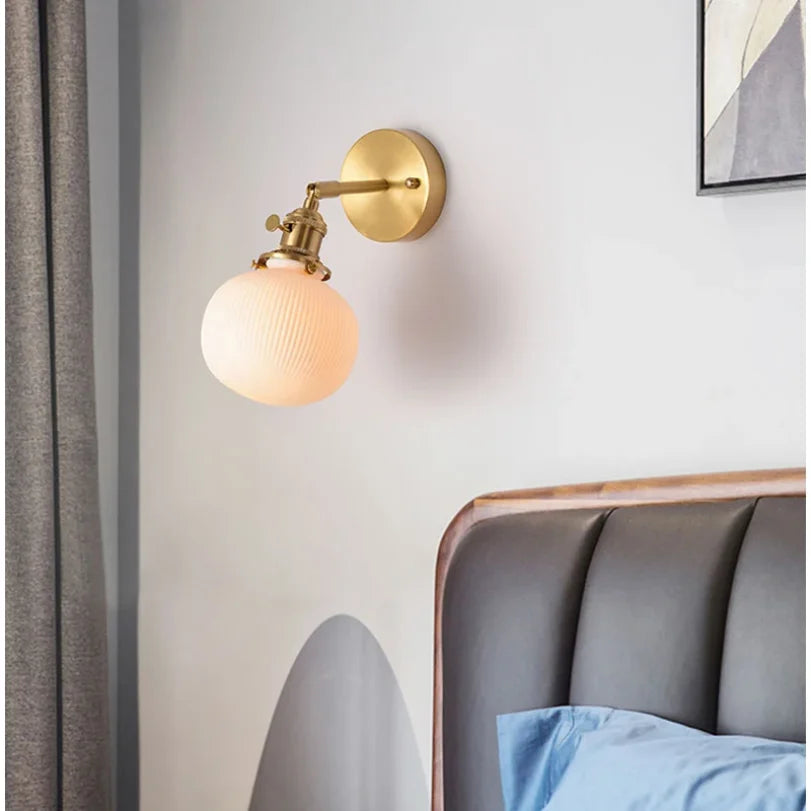 applique murale moderne or blanc céramique canelures abat jour opaque minimaliste chambre salon restaurant