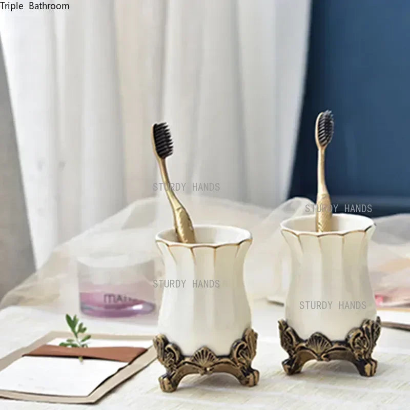 ensemble salle bain blanc doré tasses brosse dents distributeur savon porte savon plateau carré