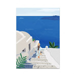 Illustration d'une femme se promenant dans les rues pittoresques d'un village méditerranéen avec vue sur la mer bleue.