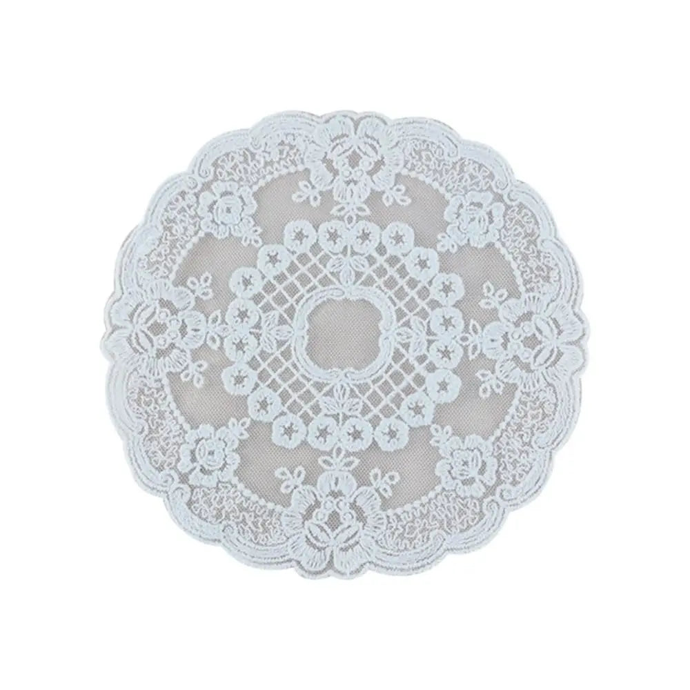 serviettes table classiques blanc dentelle fine motifs floraux ovales ronds table decoration mariage vintage