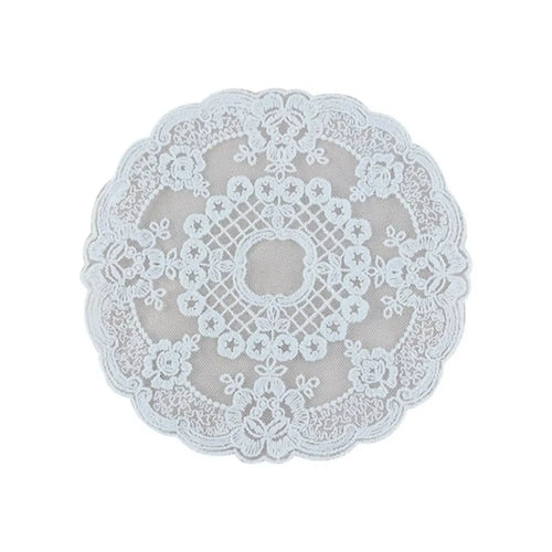 serviettes table classiques blanc dentelle fine motifs floraux ovales ronds table decoration mariage vintage