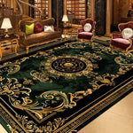 Le magnifique tapis persan vert foncé décoré de motifs dorés se marie parfaitement avec les meubles vintage et les accents de couleurs dans cette pièce aux allures d'élégance raffinée.