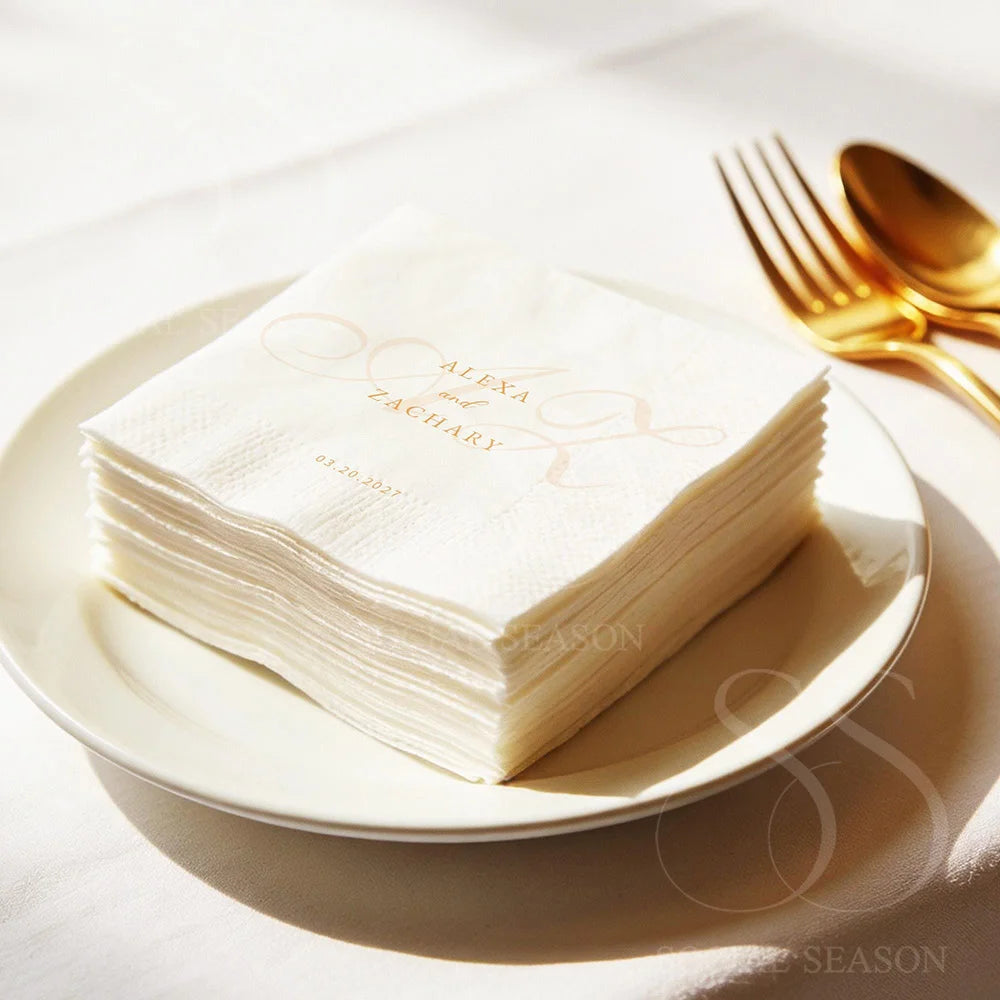 serviettes papier blancs monogrammes personnalisables classiques cocktail mariage initiales datespaqueantes