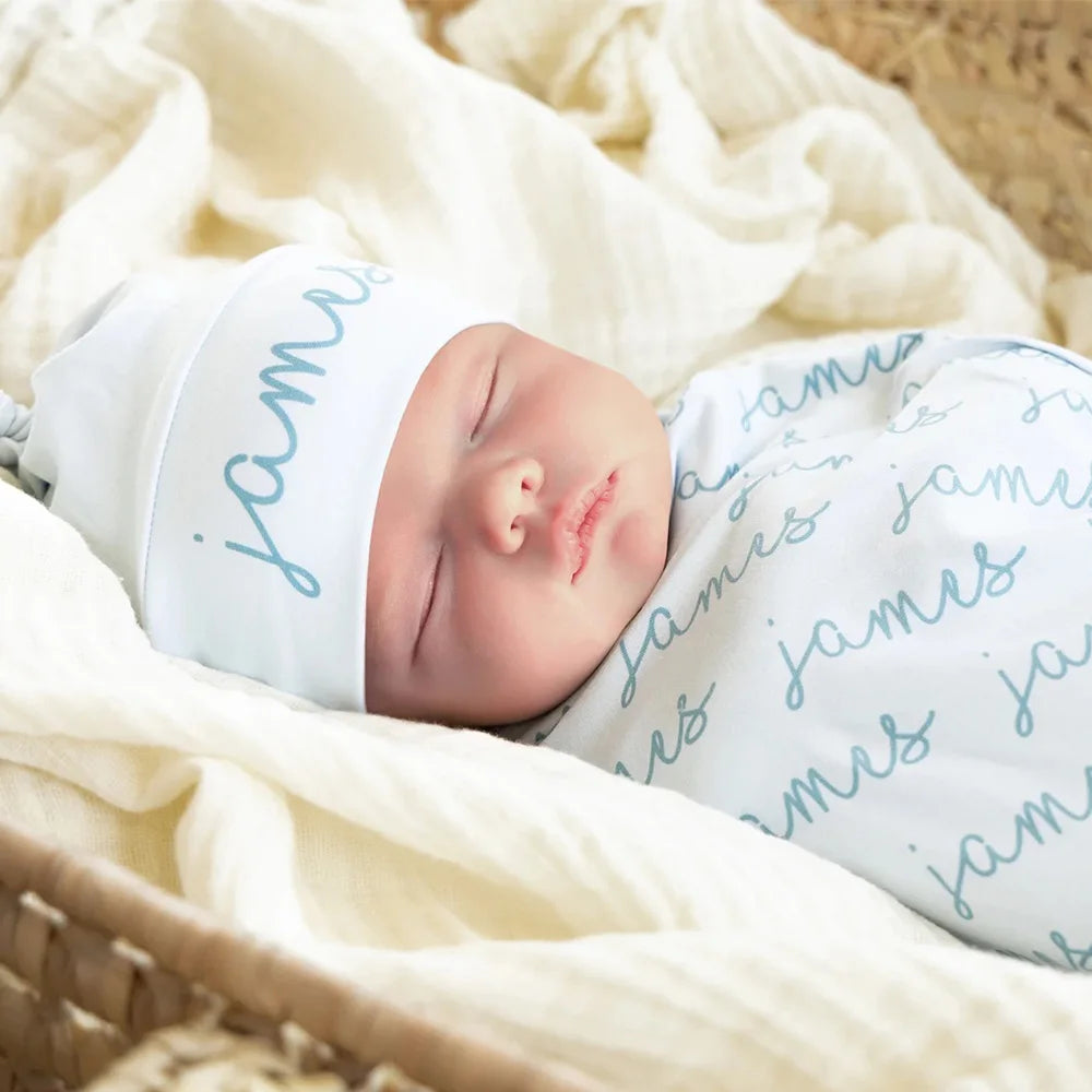 couverture bébé imprimée personnalisable nom oreiller chapeau rose bleu violet moderne