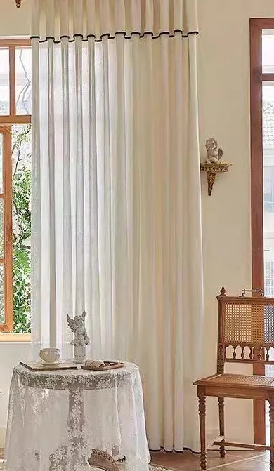 rideaux tulle transparents classiques beige clair ruban noir fleurs séchées horizontaux finement striés salon