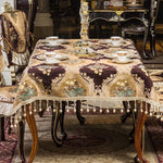 Une table de salle à manger ornée d'un élégant tissu à motifs floraux et ornée de détails raffinés, créant une ambiance chaleureuse et sophistiquée.