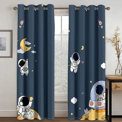 Rideaux décorés avec des personnages fictifs et des jouets imprimés, idéaux pour la chambre d'un enfant. La couleur vibrante et les motifs ludiques rendent ces rideaux parfaitement adaptés pour stimuler l'imagination d'un enfant tout en fournissant une fonctionnalité essentielle de blocage de la lumière. Ces rideaux représentent un mélange unique de fonctionnalité et de style, en accord avec le thème des personnages de fiction et des jouets.