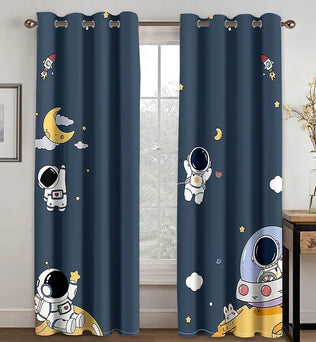 Rideaux décorés avec des personnages fictifs et des jouets imprimés, idéaux pour la chambre d'un enfant. La couleur vibrante et les motifs ludiques rendent ces rideaux parfaitement adaptés pour stimuler l'imagination d'un enfant tout en fournissant une fonctionnalité essentielle de blocage de la lumière. Ces rideaux représentent un mélange unique de fonctionnalité et de style, en accord avec le thème des personnages de fiction et des jouets.