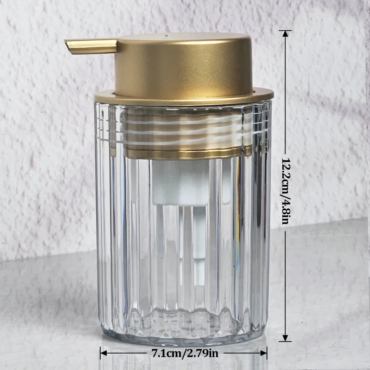 distributeur savon liquide transparent moderne rayures verticales pompe élégant salle bain comptoir