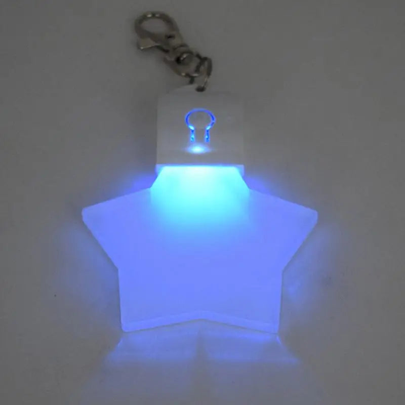 porte clés lumineux coeurs étoiles couleurs bleu blanc vert rose violet moderne