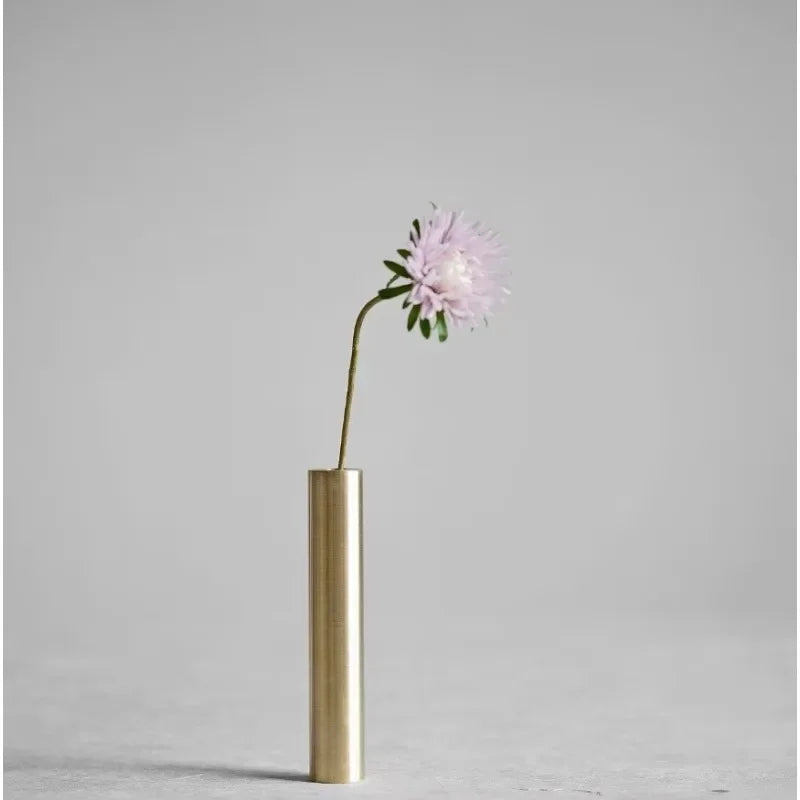 vase minimaliste doré épuré élégance intérieure composition florale contemporain fixations adhésives fleurs artificielles decoration