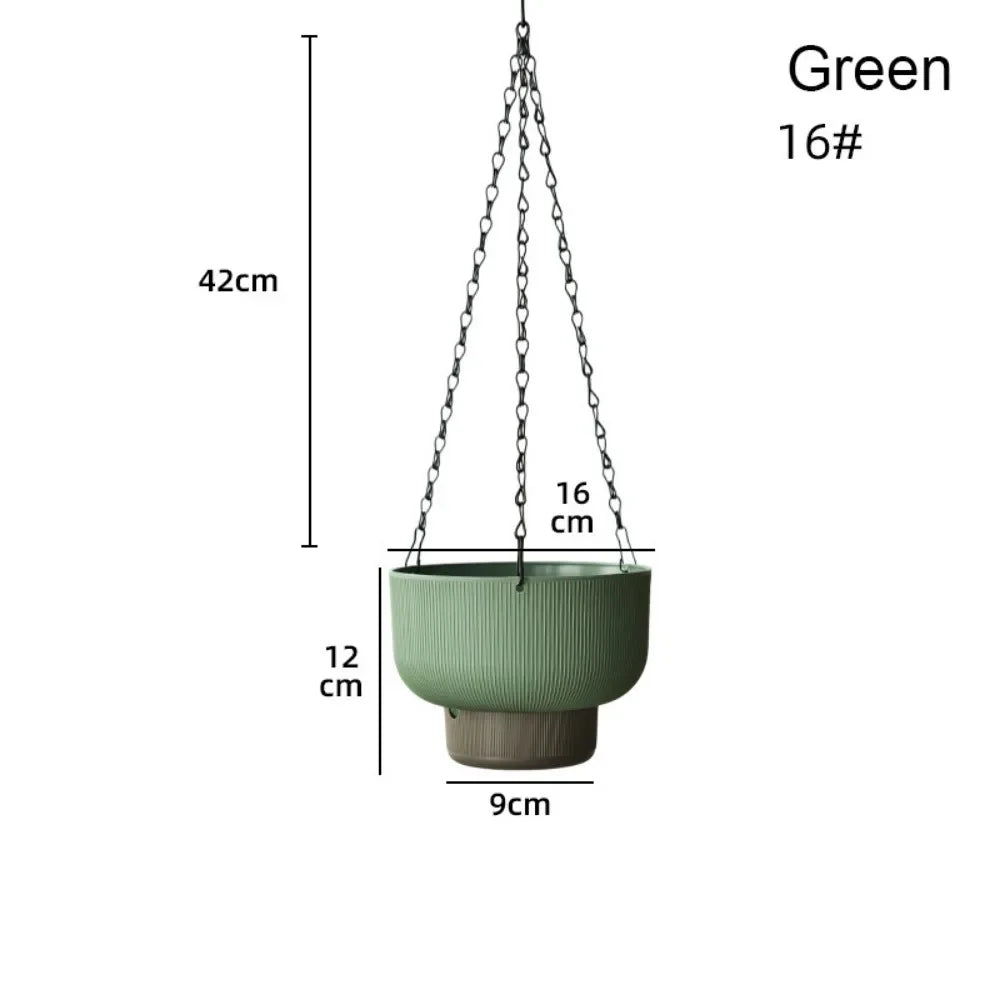 pots plante suspendus auto arrosants rayures verticales chaînes métalliques blanc vert gris moderne