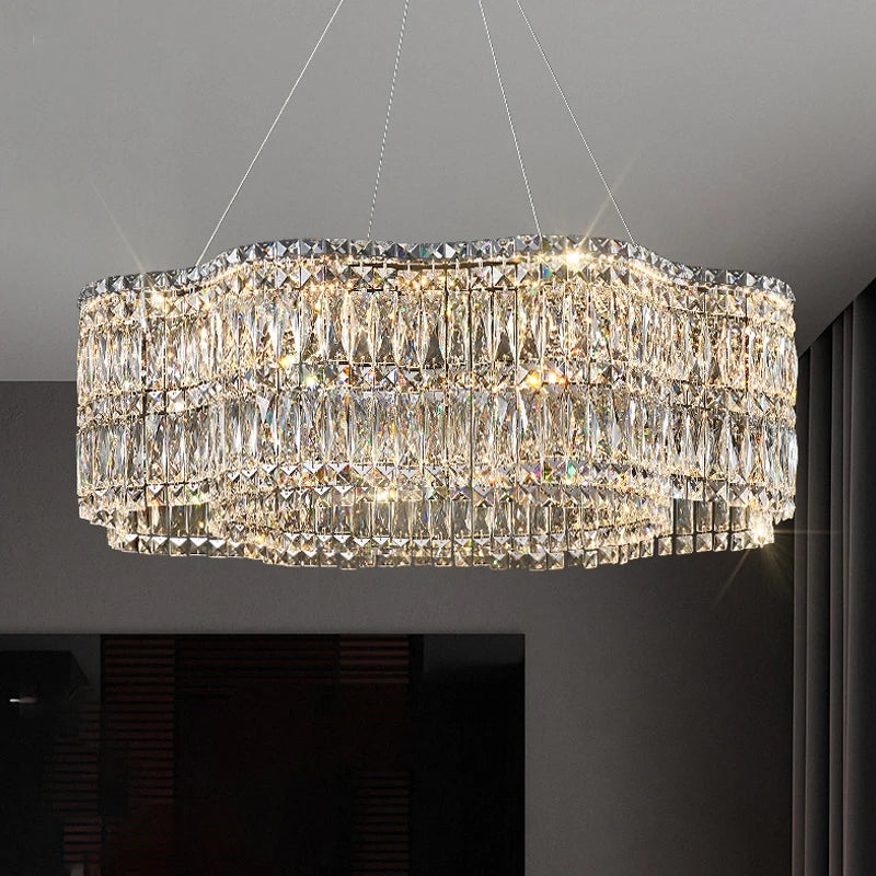 Détail du design en cristal du lustre avec éclairage LED