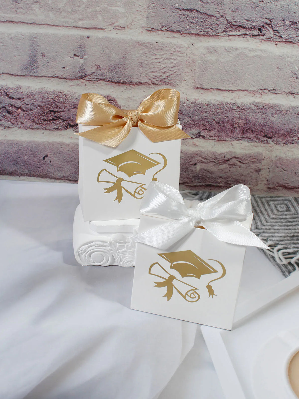 boîtes cadeaux blanc rouge ruban satiné graduation cap classique 100 pièces opaques festives anniversaire