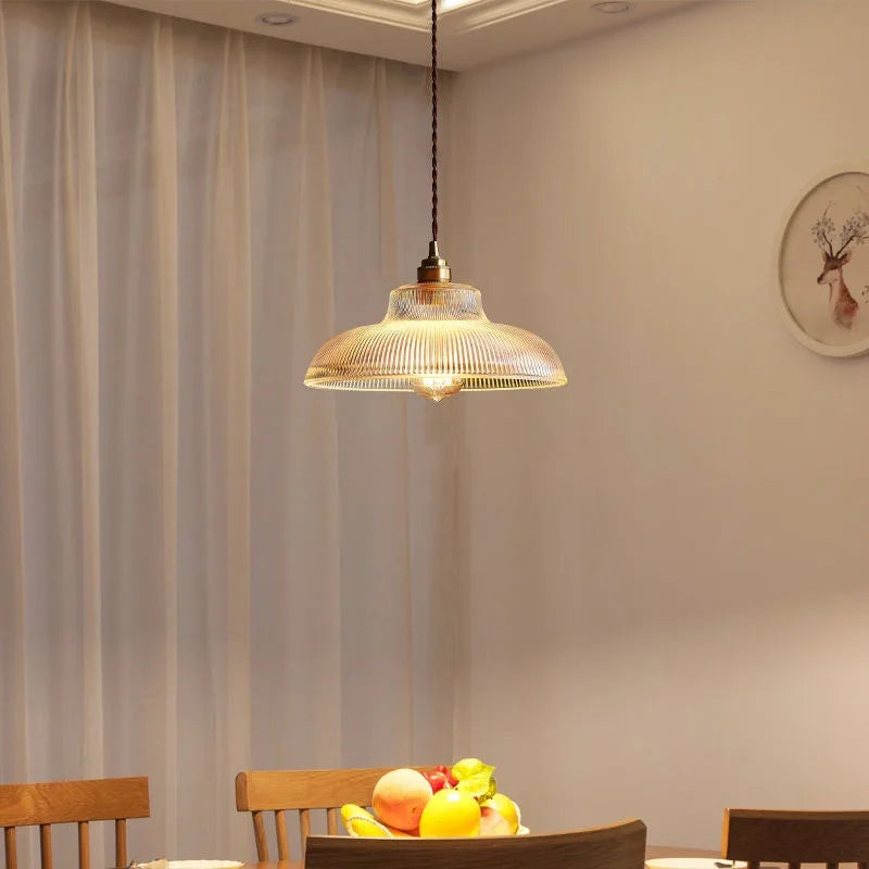 lampe suspendue vert moderne ampoule chaîne métallique rayures verticales salon chambre hall