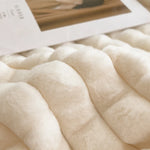 couverture double couche fausse fourrure beige rayures horizontales deux oreillers canapé