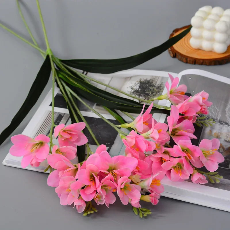 décoration intérieure bouquet artificielle orchidée blanc bleu rose feuilles verte moderne minimaliste