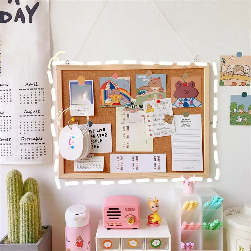 tableau d'affichage liège bois clair stickers kawaii dessins mignons stickers rondes notes écritesCALENDAR mural