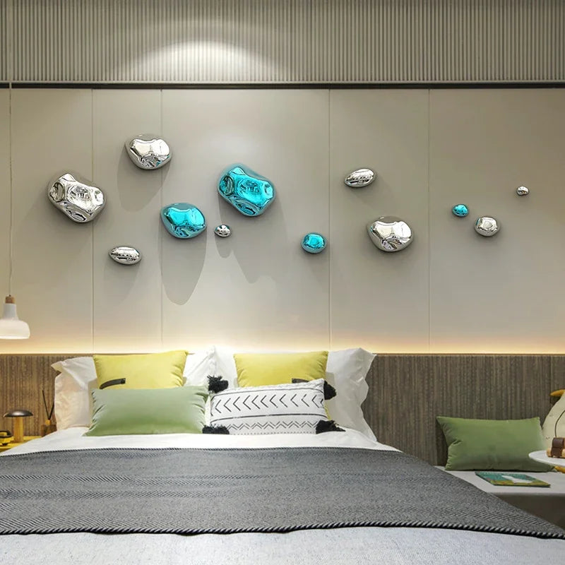 Décoration murale en pierre abstraite de couleur argentée dans une chambre moderne