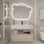 Vue de détail du lavabo et des tiroirs du meuble de salle de bain