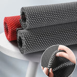 tapis bain douche géométrique gris rouge moderne minimaliste ouvert aéré salle bain